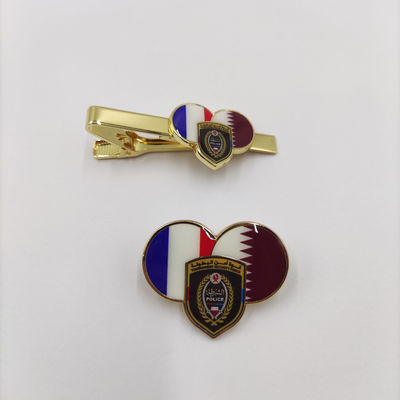 comprare Custom Tournament Security Force Badge Premium Heart-Shaped Dual Flag Enamel Pin And Tie Clip Set fabbricazione online