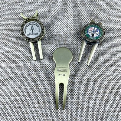 comprare Strumenti per il divot da golf e segnapallina con smalto morbido oro antico e magnete fabbricazione online