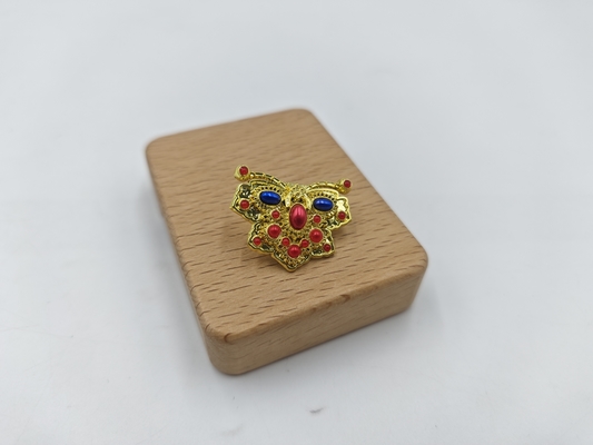comprare Stylish and Durable Lapel Pin with Brilliant Golden Butterfly and Eye-Catching Gemstone fabbricazione online