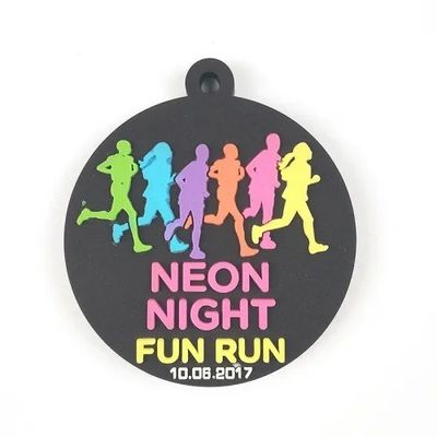 Medaglia personalizzata eco-friendly / Medaglie in gomma PVC nera Medaglia 3D per Neon Night Fun Run